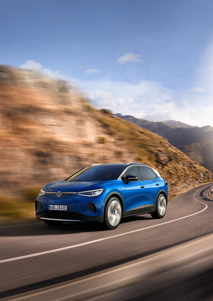 Volkswagen ID.4 на гірській дорозі